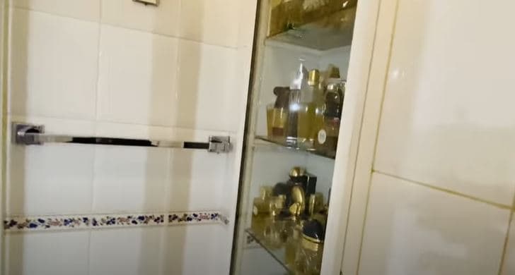 A un costado de la regadera, se aprecia una gran vitrina en la que resguarda la impresionante cantidad de perfumes con la que cuenta la actriz.