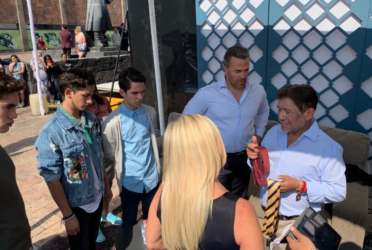 Juan Osorio cuida cada detalle de la producción, incluyendo el vestuario. Aquí revisando el look del antagonista.