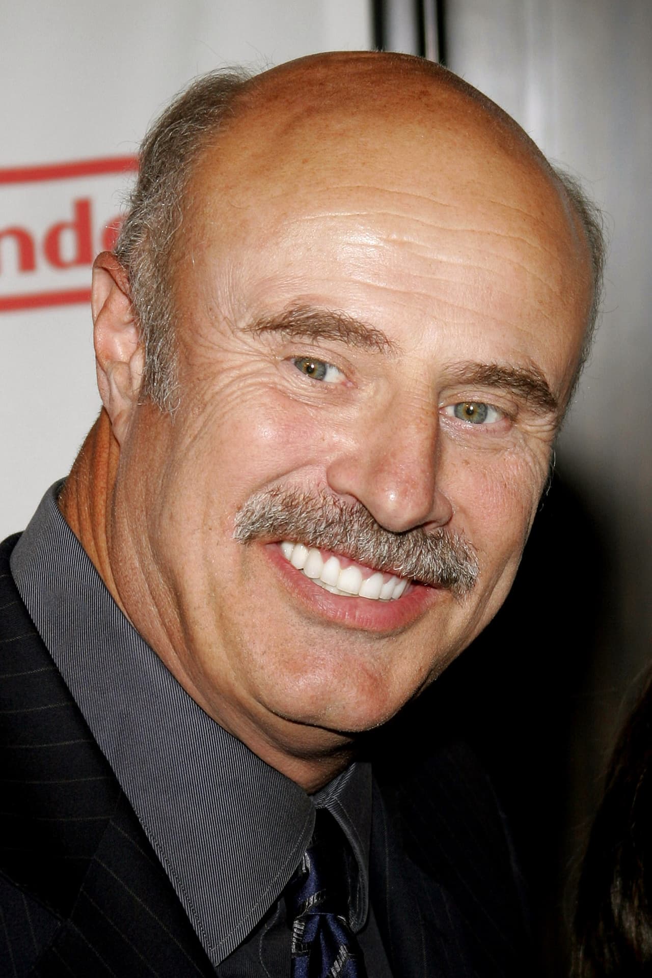 Dr. Phill, uno de las personalidades más éxitosas en los EE. UU.,ha logrado una ganancia de 95 millones de dólares, lo cual lo ubica como el 9° puesto de la lista.