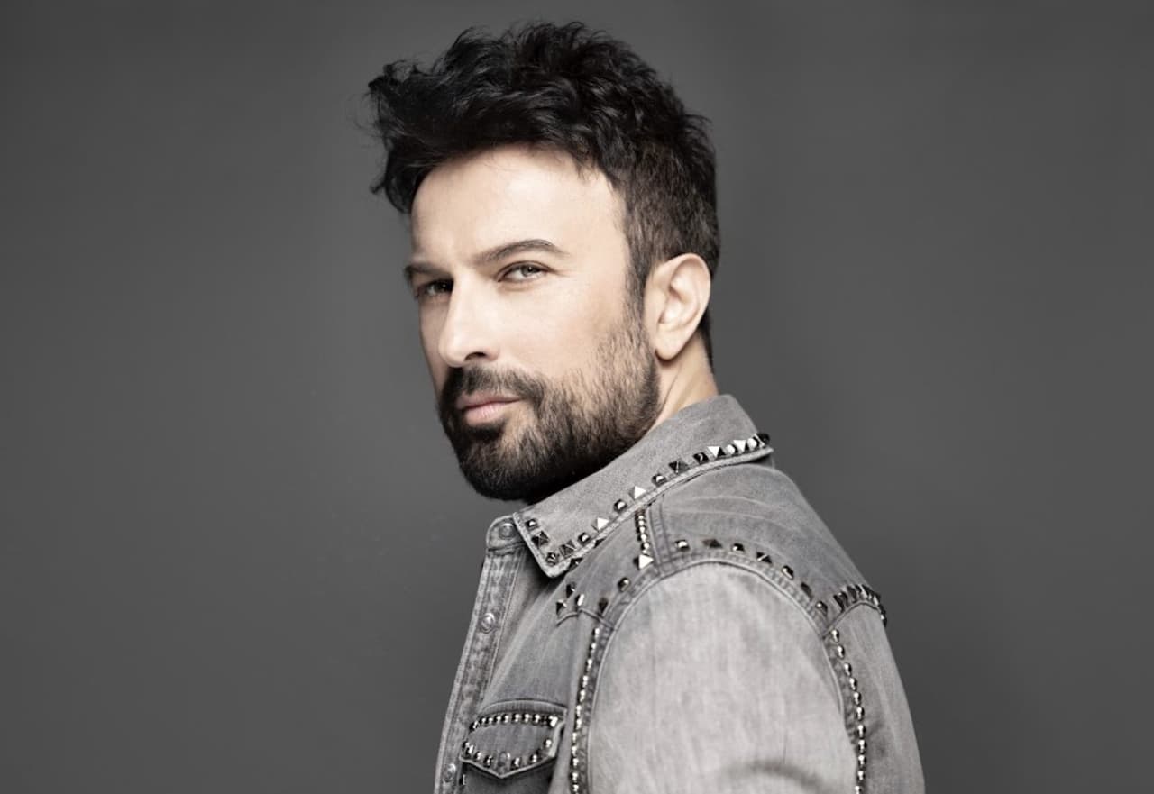 Tarkan reaparece en los escenarios a los 52 años de edad, así luce el famoso cantante turco
