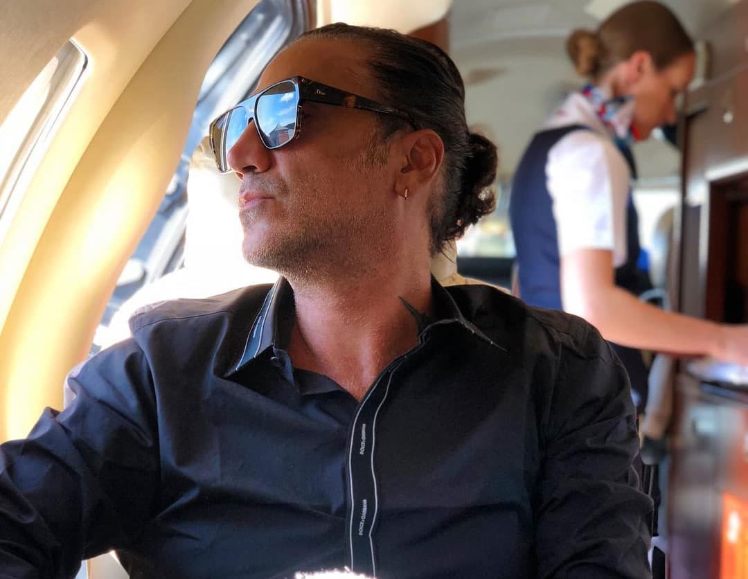 Acusan a Alejandro Fernández de atemorizar a pasajeros de avión con inapropiado comportamiento