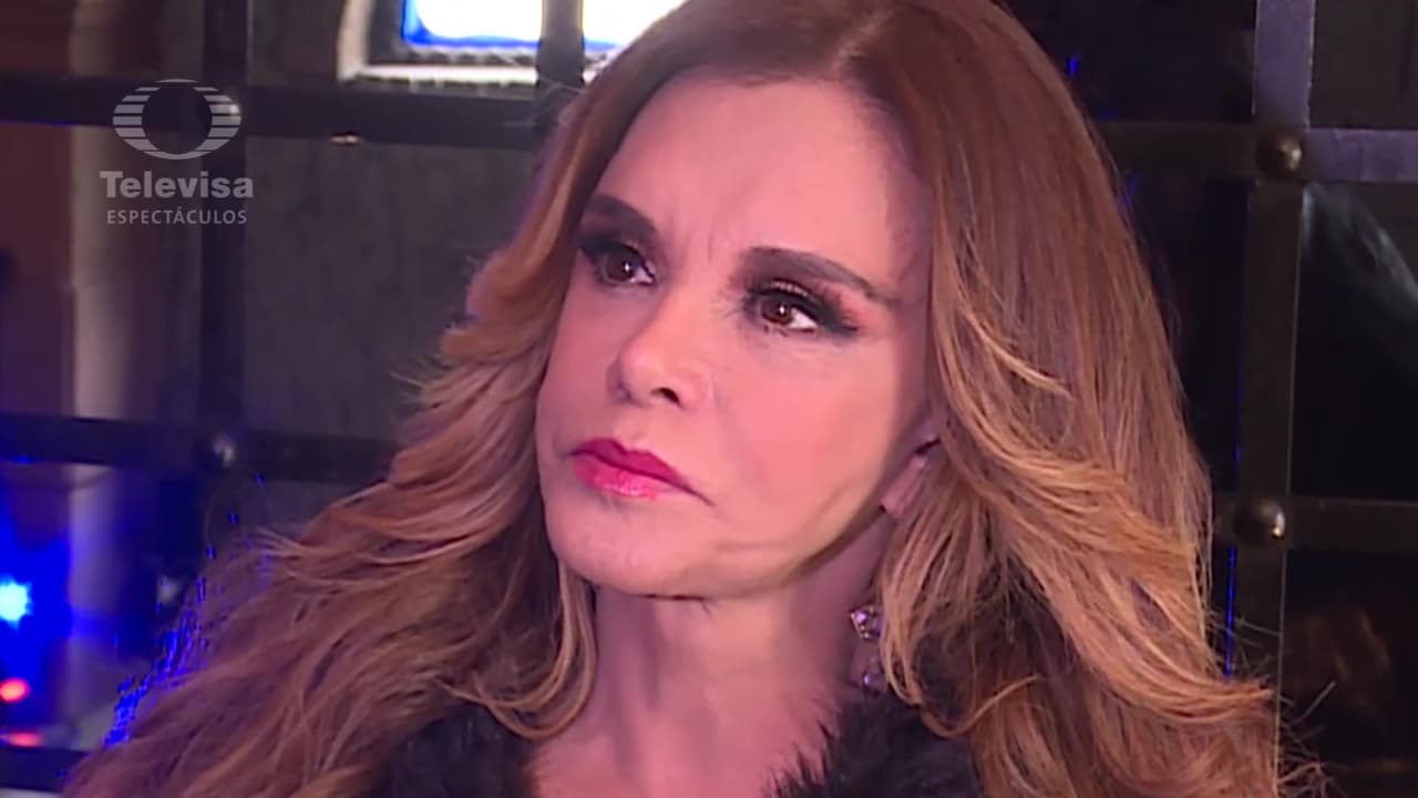 Lucía Méndez sufre aparatosa caída en plena entrevista: ¿qué sucedió?