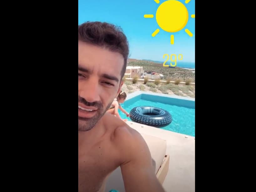 Toni subió un video desde la piscina, mostrando parte del hotel donde están hospedados.