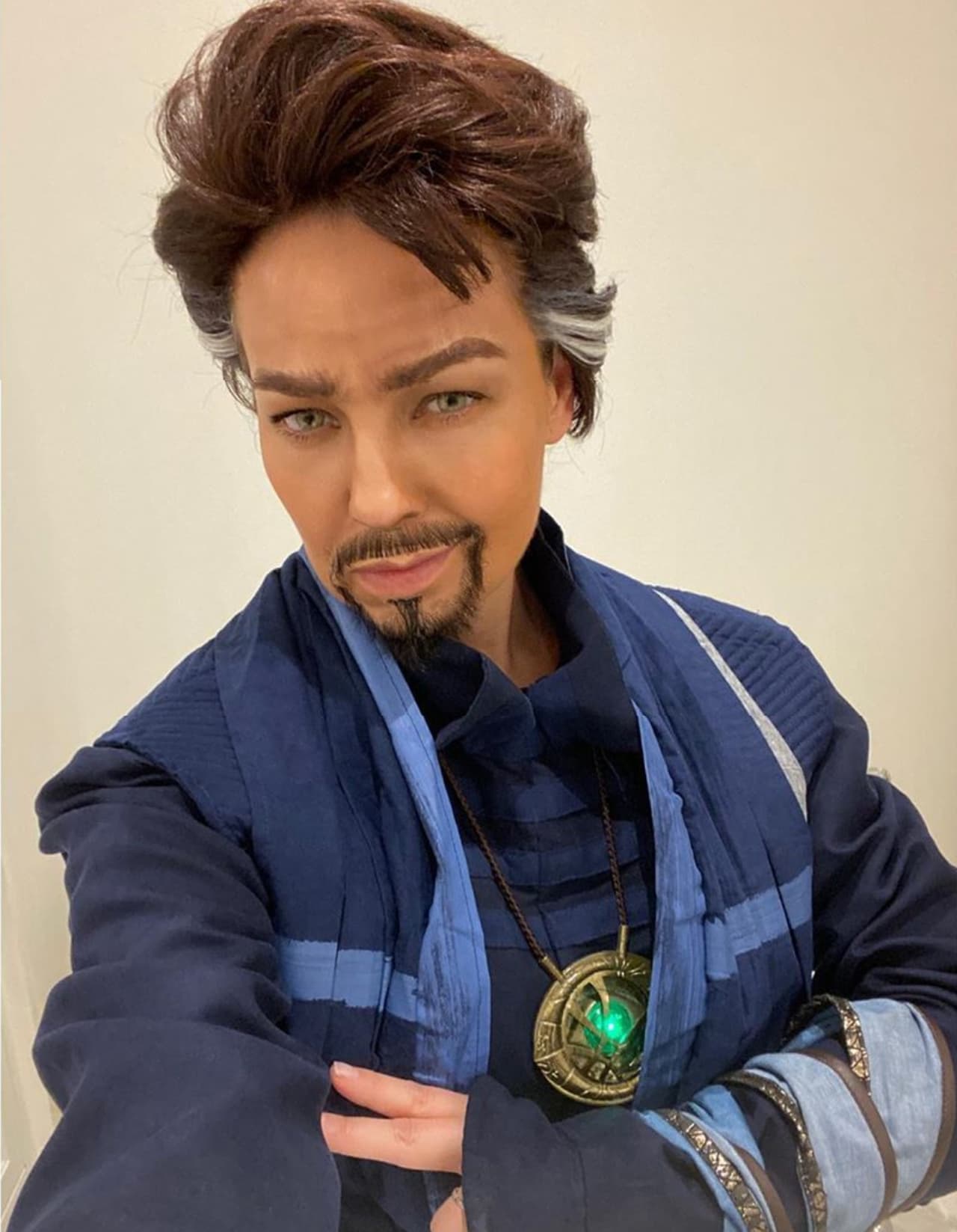 Thalía se disfraza de ‘Doctor Strange’ y presume su árbol de Navidad