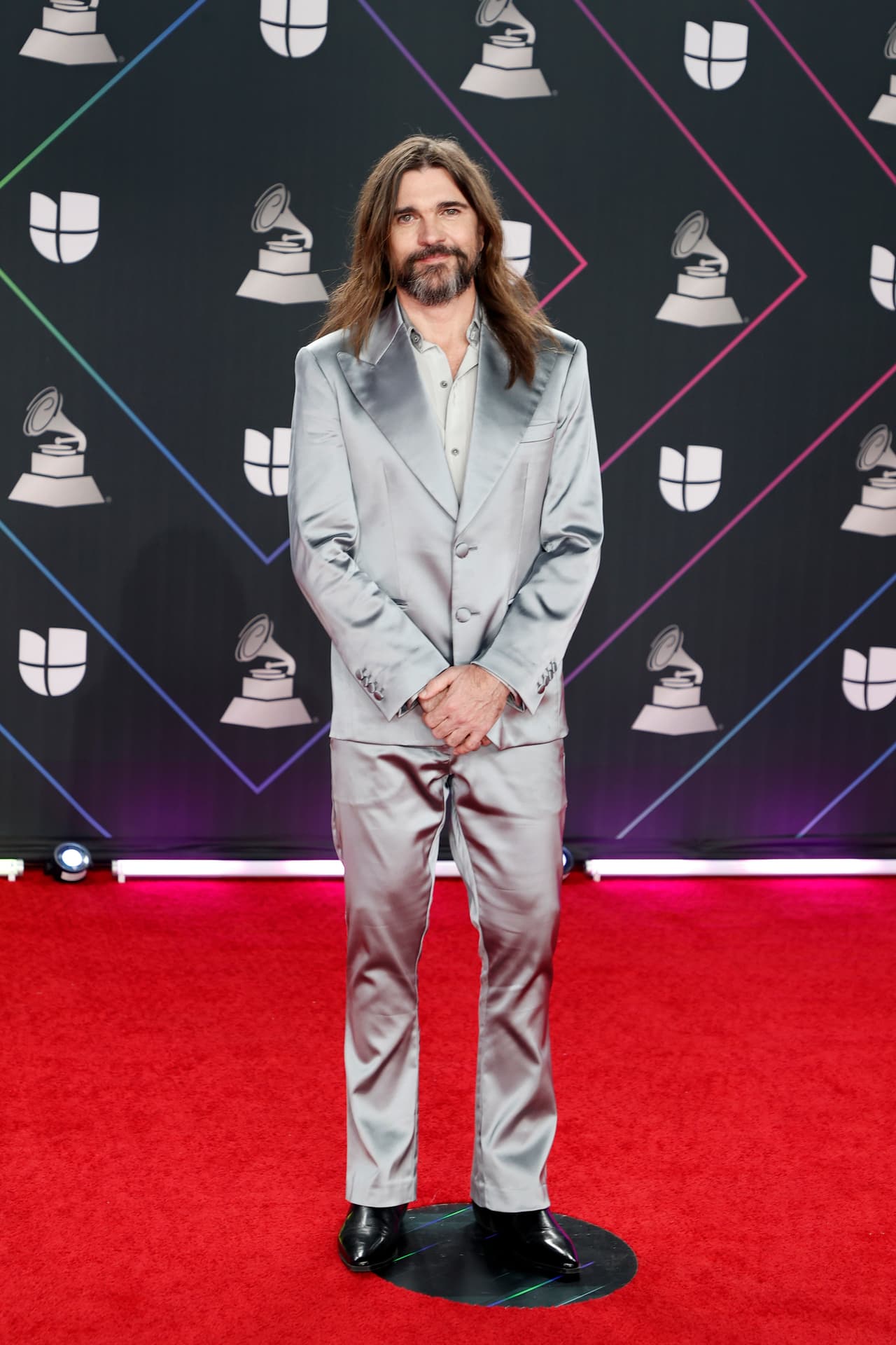 Los hombres tampoco se quedaron atrás en esta gala. El cantante colombiano, Juanes, nos dejó boquiabiertos con su perfecta elección de outfit: un traje plateado satinado, una camisa gris claro de base y unos elegantes zapatos negros. Sencillo, sobrio, clásico y súper adecuado para un evento de este tipo. ¡A Dios le pido un estilo como el tuyo, Juanes!