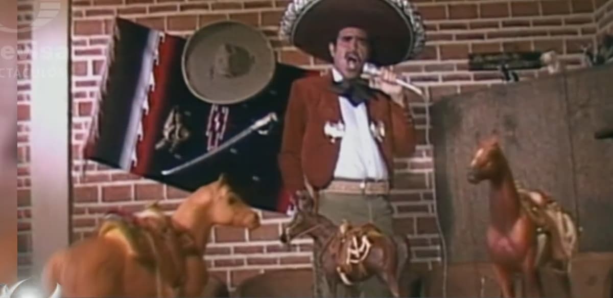 Tiene molino, lago artificial, restaurante, establos, canal de riego y una tienda en la que venden ropa y accesorios de la charrería, por lo que es considerada la tienda vaquera más grande de México.
