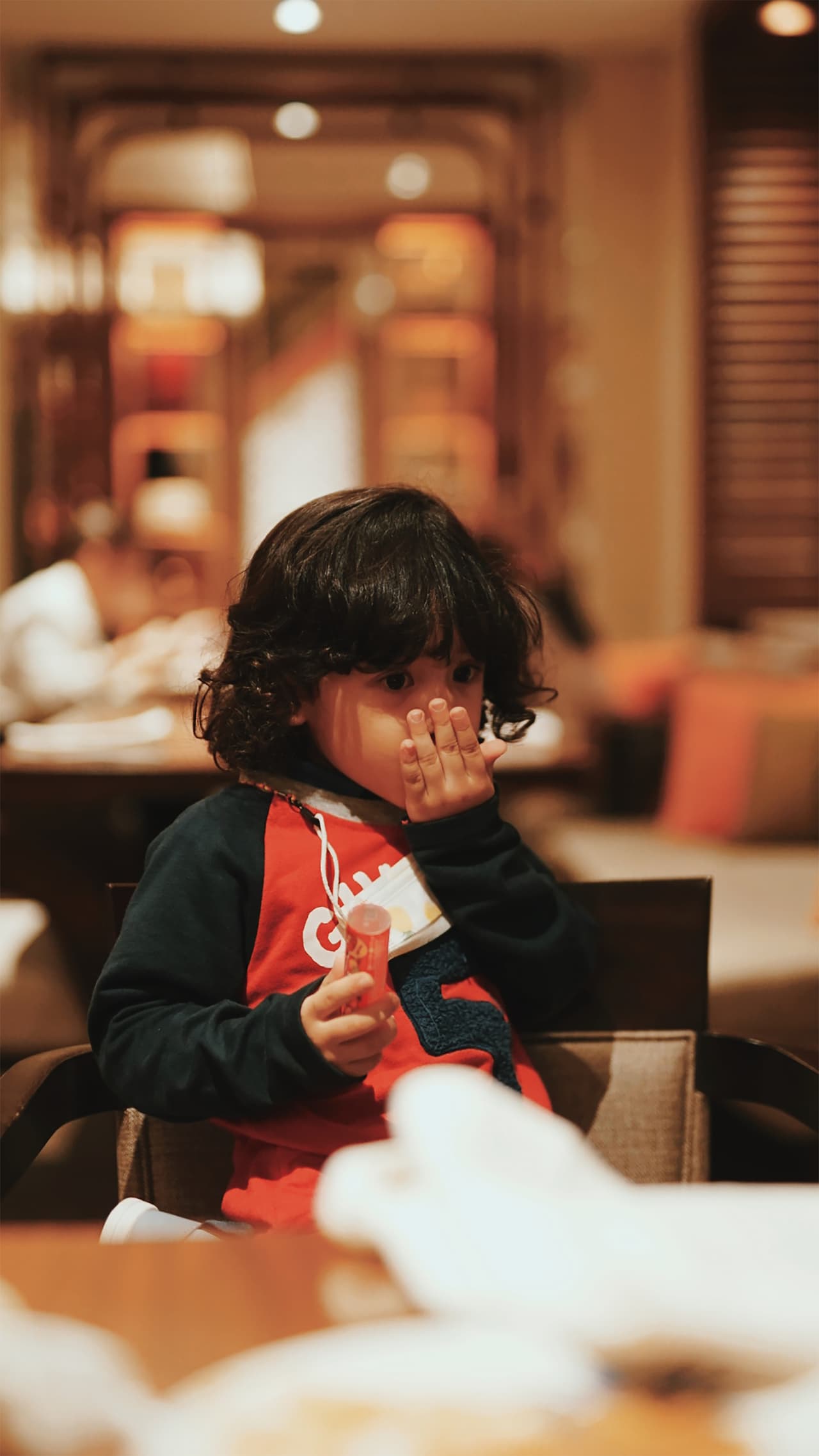 Niño comiendo en restaurante