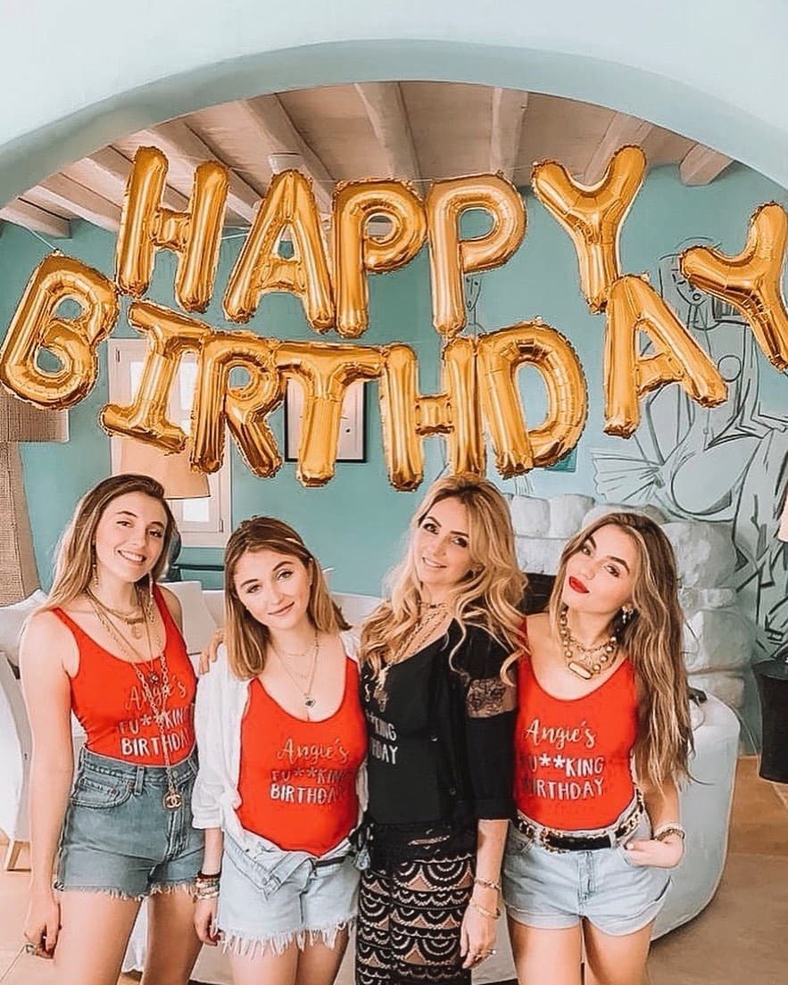 Para el cumpleaños de su madre, Angélica Rivera, Sofía y sus hermanas viajaron a la playa. La joven actriz compartió en sus redes algunas fotografías del festejo en las que mostró lo mucho que creció su cabello.