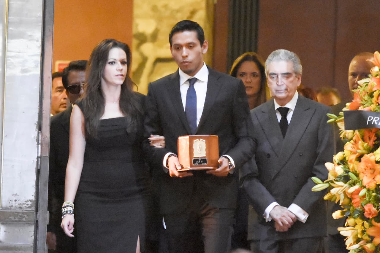 Iván Aguilera, hijo de Juan Gabriel, trajo la urna al Palacio de Bellas Artes