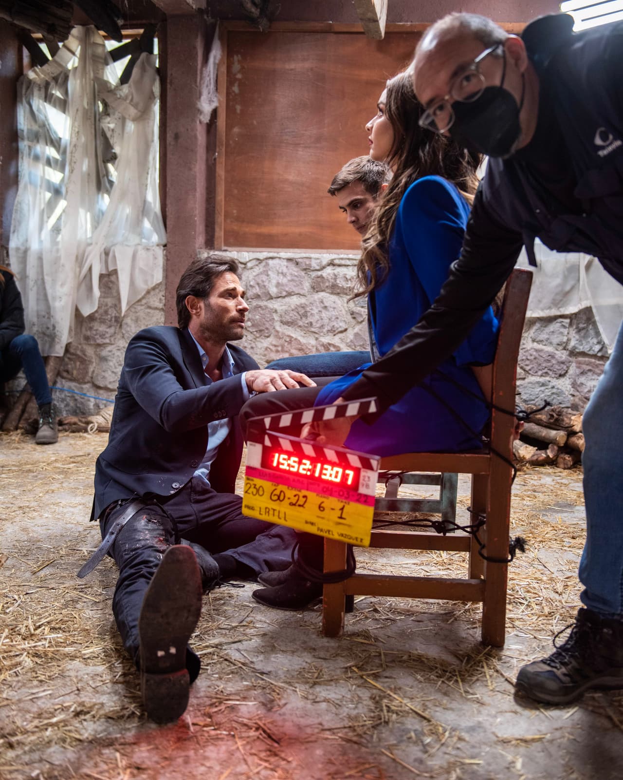 Aquí vemos a Sebastián Rulli en el momento en el que se grabaría la escena en la que desata a 'Mariana' y 'Betito' de las garras de 'Soraya'.