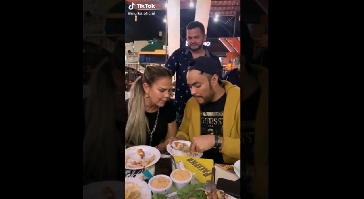 La pareja, que ya se deja ver muy cariñosa y activa en sus respectivas redes sociales, se conoció hace unos días en Mazatlán donde rodaron el video musical del tema que hizo famoso Enrique Iglesias, "Por amarte".