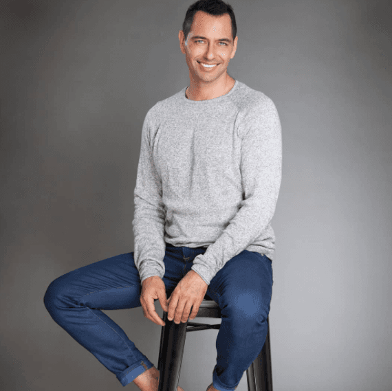 El actor interpreta a 'Jerónimo' en "Amor dividido", un hombre que busca hacer negocios con GoodFit y que queda impactado con la belleza de 'Abril', personaje interpretado por Eva Cedeño.