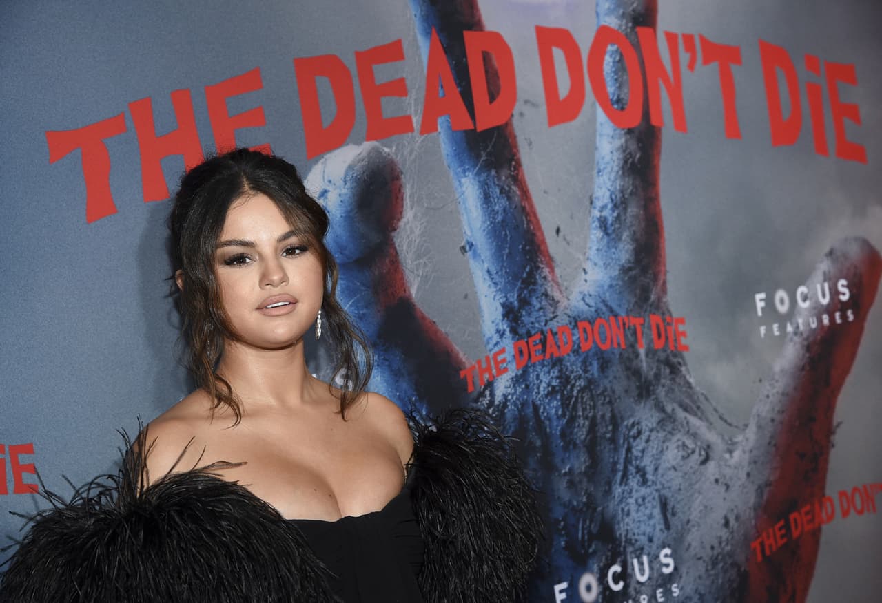 De acuerdo con People en Español, Selena Gomez ha ingresado en una clínica psiquiátrica en dos ocasiones. “He tenido muchos problemas con la depresión y la ansiedad, y he hablado mucho de ello, pero no es algo que sienta que vaya a superar”, declaró a la edición de marzo de 2018 de la revista Harper’s Bazaar.