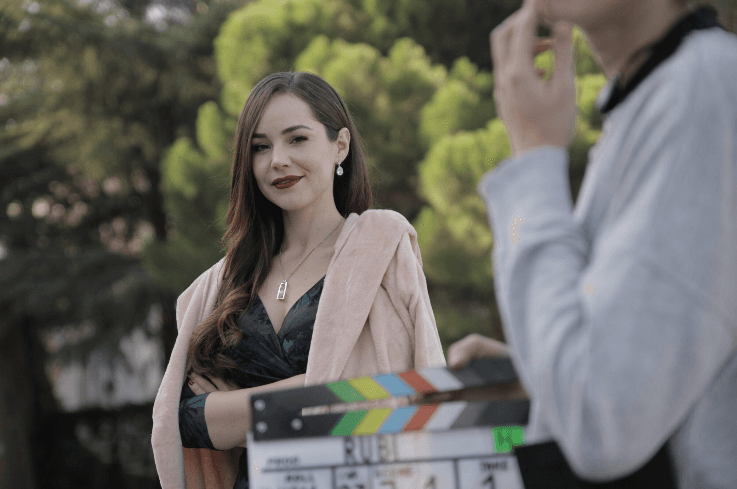 Camila Sodi define a 'Rubí' como una mujer fuerte, con agallas, como un huracán que llega a la vida de todo mundo y la pone de cabeza, pero también considera que es una mujer confundida.