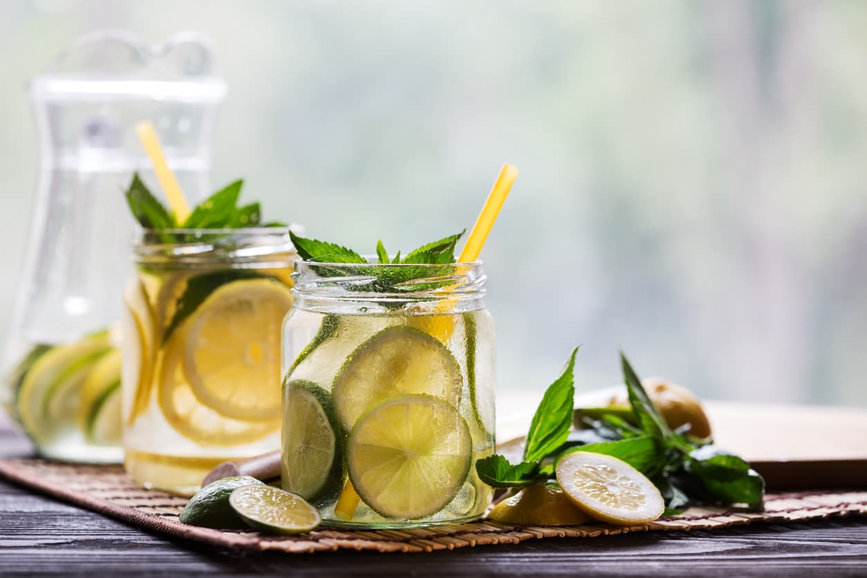 5. Agua de limón: de acuerdo con Diego Di Marco, Asesor en nutrición y Coach de estilo de vida, el agua de limón (tibia y sin azúcar) puede ayudarte a perder hasta tres kilos. Toma esta bebida en ayunas durante 15 días.