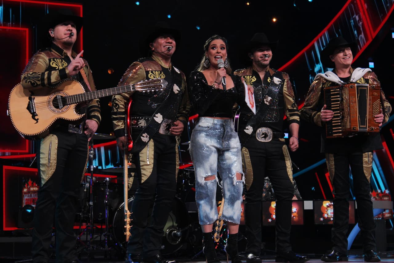 El grupo Bronco, quien fue el gran invitado de la noche, movió corazones y emocionó a todos al cantar "El Corrido de Miguel Rivera", tema de "Coco".
