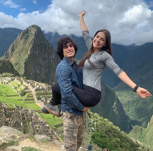 Michelle Renaud conoció a Danilo Carrera cuando ambos modelaron para una revista en 2018. Meses después, ambos serían los protagonistas de la telenovela 'Hijas de la luna'. No obstante, su relación nacería hasta 2019, luego de que ambos se divorciaran de sus respectivos esposos.