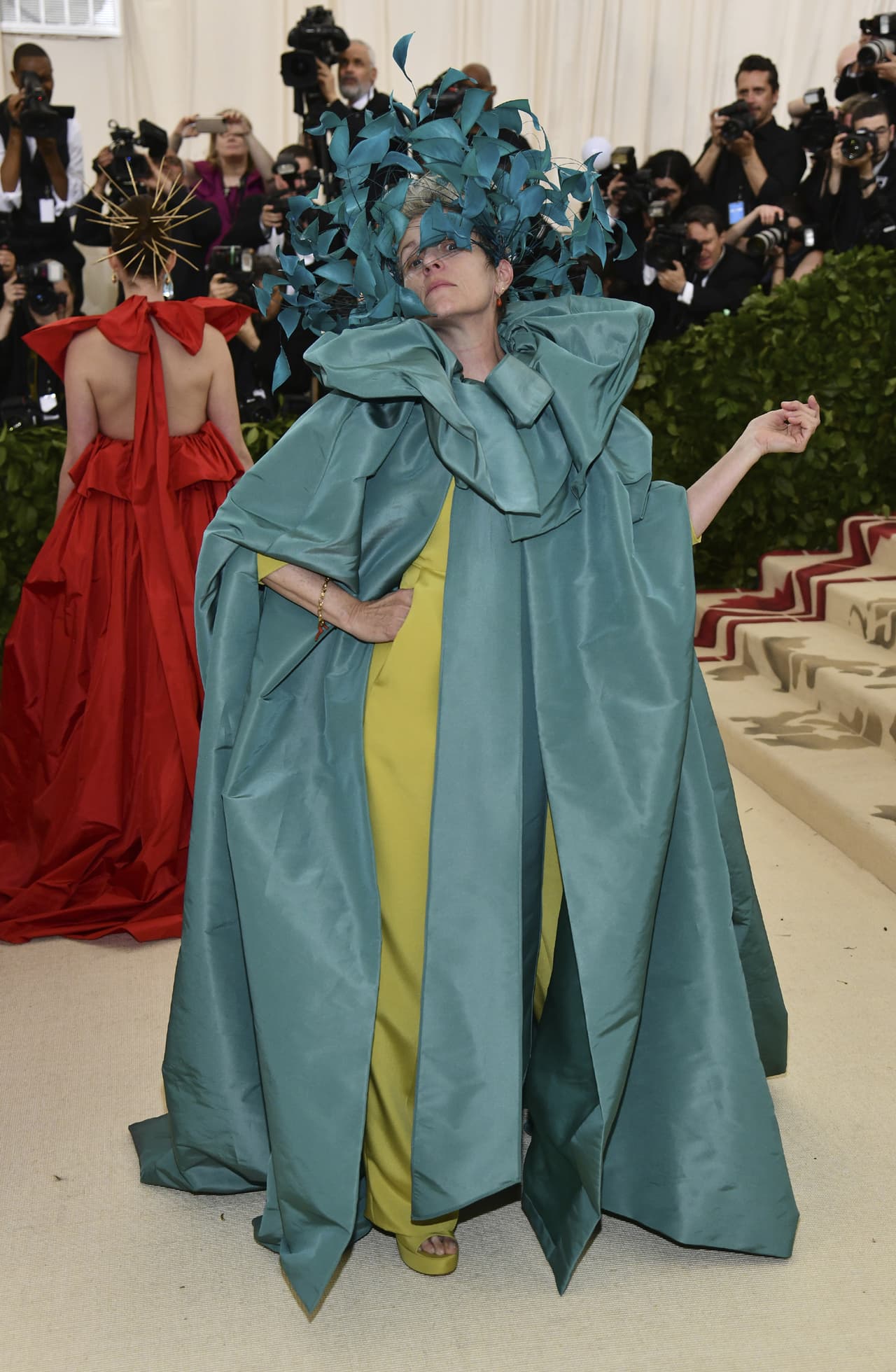¿'Soy pagana, tú no? Señaló Frances McDormand a su llegada. Su vestimenta es de Valentino Couture.