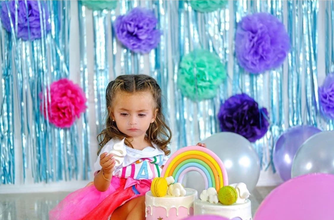 Presumiendo la gran familia que ha conformado junto a su esposo Víctor Manuel Álvarez Puga, la feliz mamá compartió una serie de fotografías del festejo de la pequeña, en la que resaltó que gracias a tener tantos hijos pudo organizar su propia fiesta infantil.