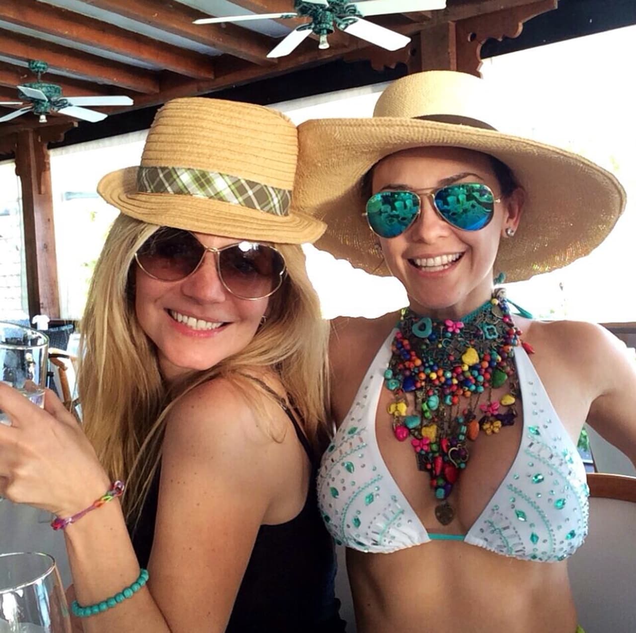 En junio de 2017, Manola Díez señaló que Aracely Arámbula la amenazó de muerte tras publicar unas fotografías de su hijo Daniel, después de que los hijos de ambas se enfrentaron en un partido de basquetbol. “Me mandó gente y me escribió, a parte hay tres audios que los mostraré en un momento dado, no es por dolo ni por vender es que si ella sigue amenazando, yo sigo hablando”, sentenció.