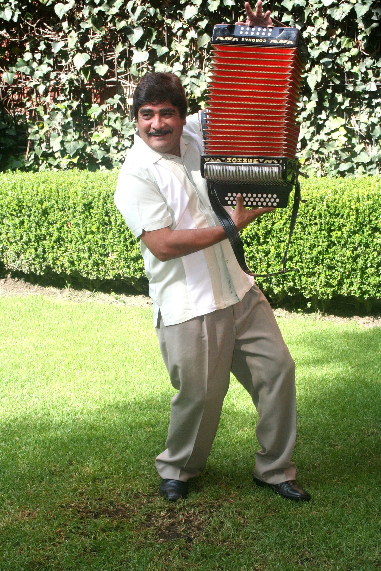 Fue un cantante, compositor, arreglista y acordeonista mexicano. Además, es considerado como uno de los máximos exponentes de la cumbia.