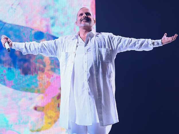 Miguel Bosé pasea con su mamá por la Ciudad de México