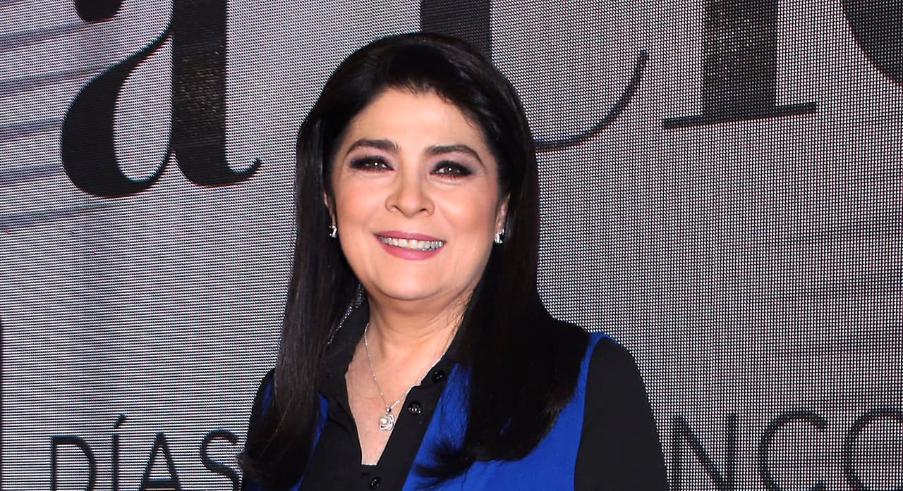 Victoria Ruffo muestra radical cambio de look y presume cabellera con canas