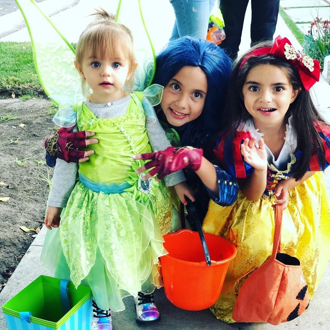 Junto a Aitana Derbez, Kailani celebra su primer Halloween disfrazada de ‘Campanita’