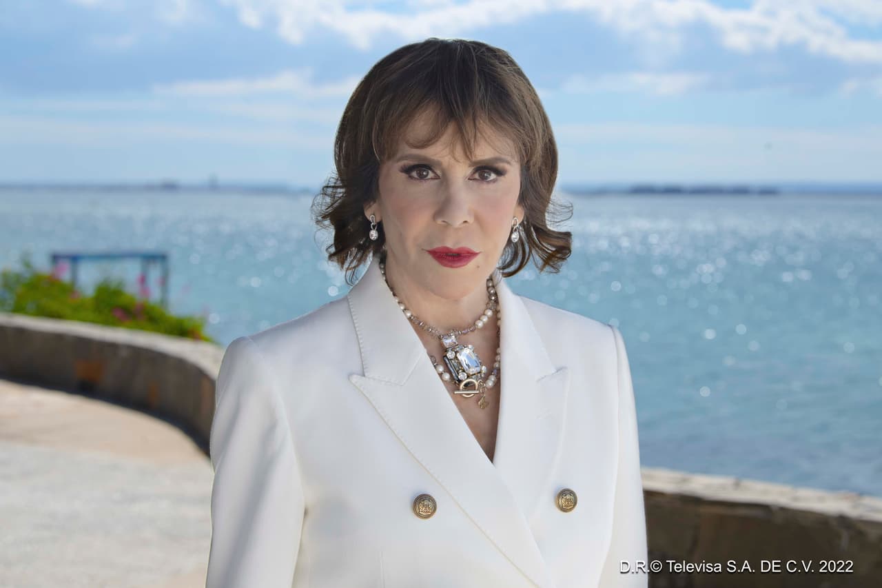 'Lucía' (Rebecca Jones) es una señora de sociedad, sofisticada, distinguida, elegante, inteligente y protectora. Es madre de Eduardo y madrastra de 'Alejandro' y 'Vanesa'. Tiene un gran corazón y cuidó de 'Alejandro' y 'Vanesa' desde muy niños, por lo que los ama como si fuera su verdadera madre. Para ella lo más importante es la familia. Tiene una gran debilidad por su verdadero hijo, 'Eduardo', a quien siente desprotegido y desvalido.