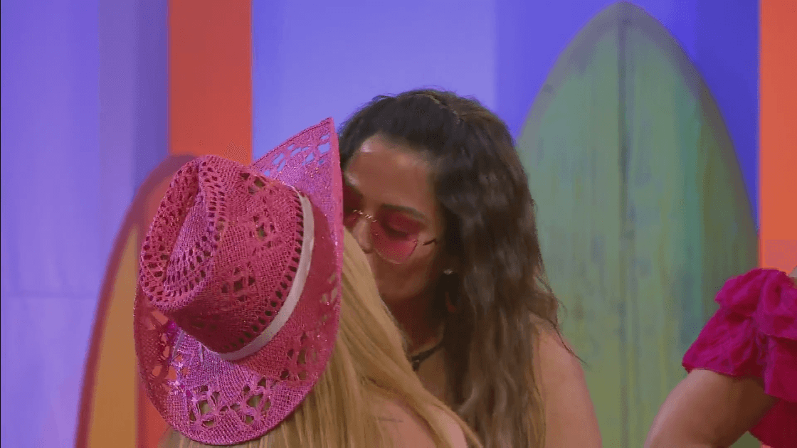 Briggitte Bozzo besa a Mariana Echeverría