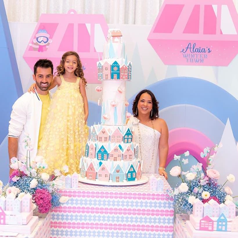 La fiesta tenía como temática ‘La ciudad de invierno de Alaïa', por ello además de tener una mesa de dulces, el pastel tenía seis niveles y fue decorado como una villa, el cual lo realizó Tina’s Original cakes.