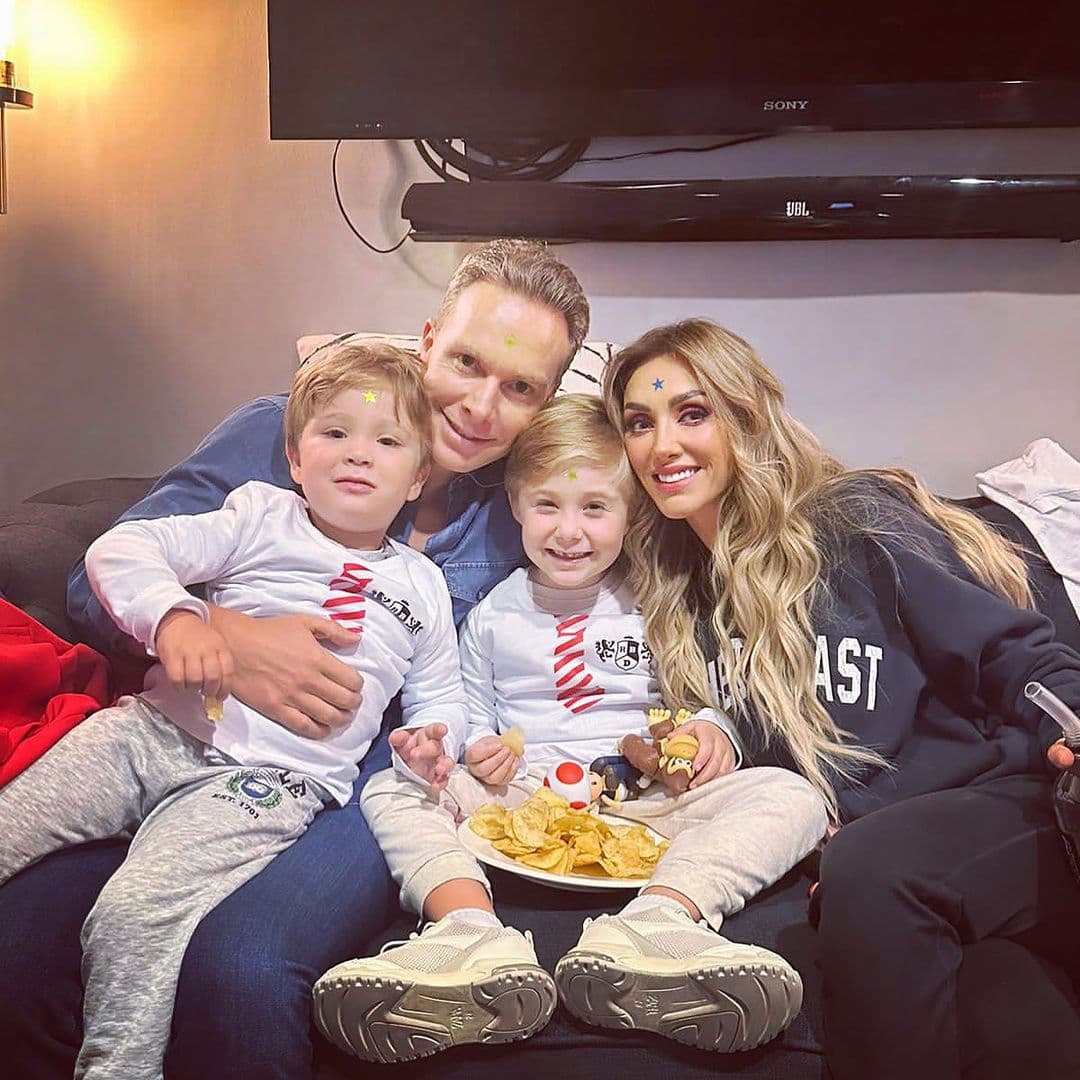 Anahí presume a sus hijos en concierto de RBD y sube a su primogénito a 'cantar'