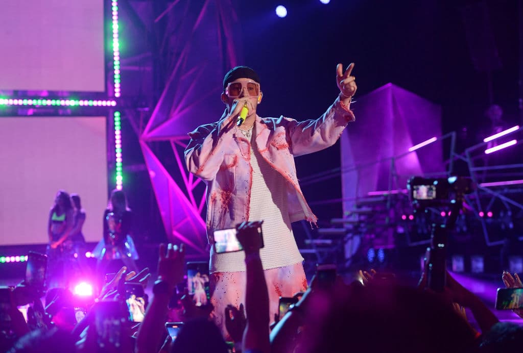 Los Premios Juventud 2020 celebraron lo más popular de la música del momento. A continuación, te compartimos 10 momentos emblemáticos de esta ceremonia. Aunque Bad Bunny no estuvo presente en la ceremonia, fue el cantante que encabezó la lista de ganadores con ocho preseas en las categorías: ‘Quiero Más’, ‘Colaboración OMG’, ‘En Cuarentena’, ‘Me llama la atención’, ‘De Etiqueta’, ‘El Más Trendy’, ‘Uña por Uña’ y ‘Sneakerhead’.