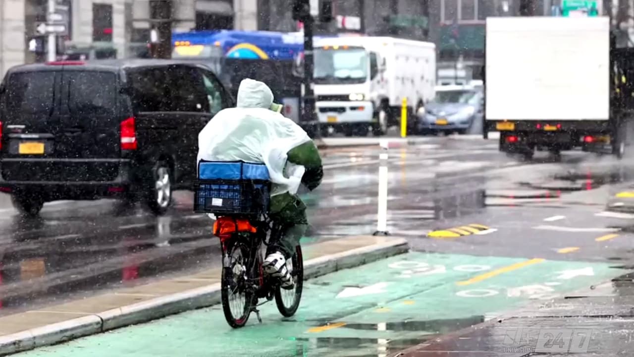 Repartidores de comida mantienen entregas pese al frío extremo y condiciones climáticas peligrosas