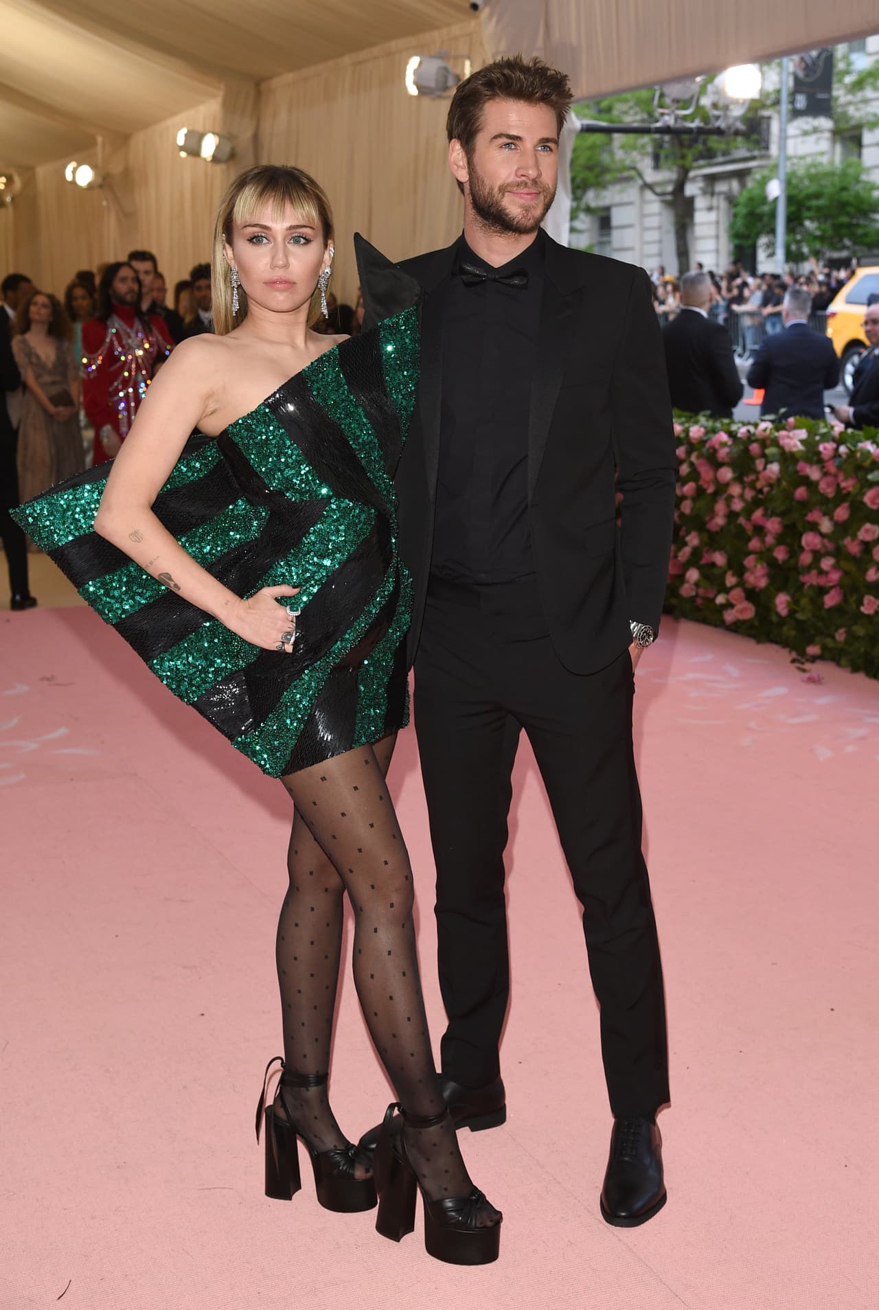 Miley Cyrus y Liam Hemsworth se separan; ella es captada besando a una mujer