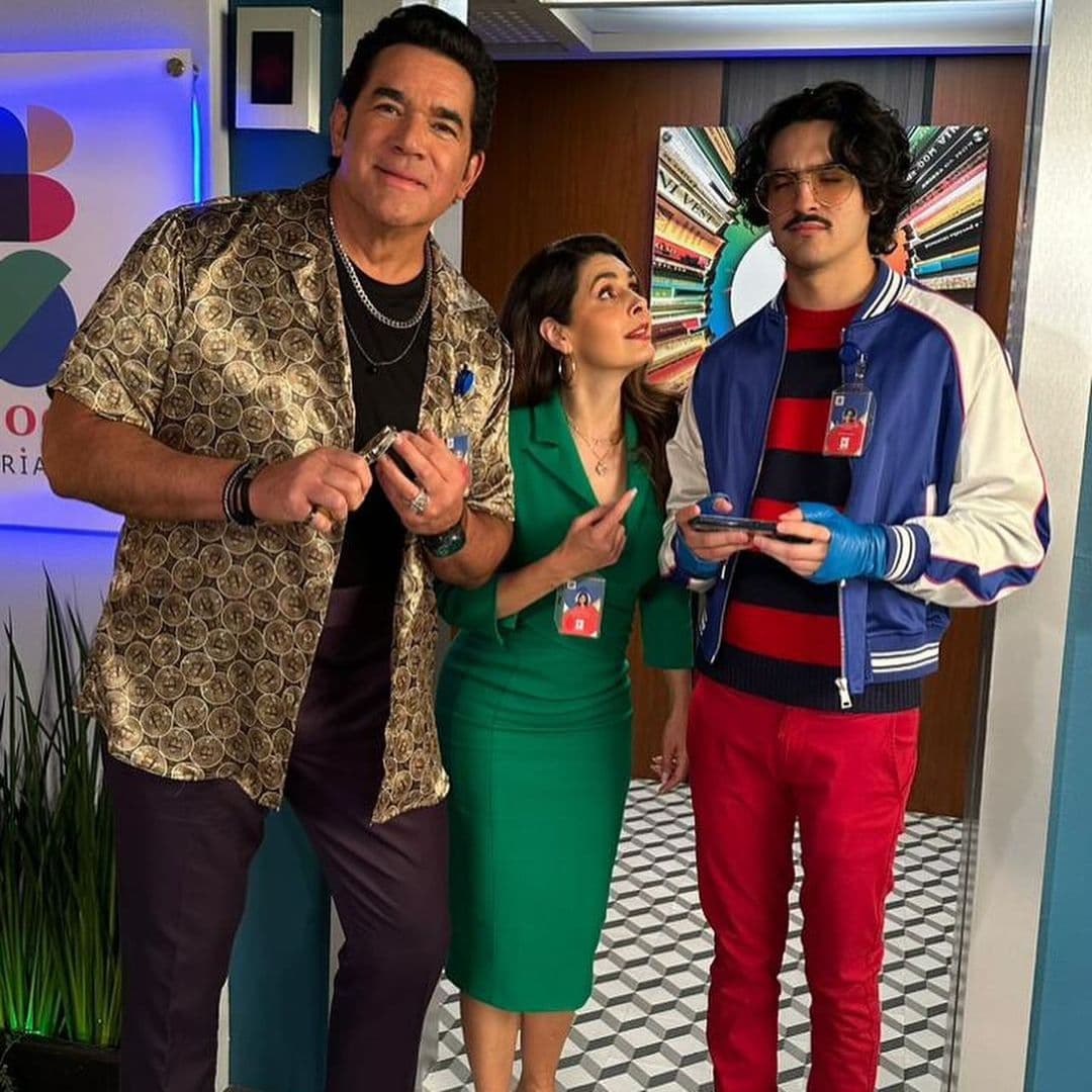 En '¿Es neta, Eva?', no sólo Mayrín Villanueva comparte escena con su esposo Eduardo Santamarina, sino que éste también trabaja al lado de su hijastro Sebastián Poza. Por si fuera poco, su hijo Eduardo Zucchi (Lalo Santamarina) también sigue sus pasos en la actuación.