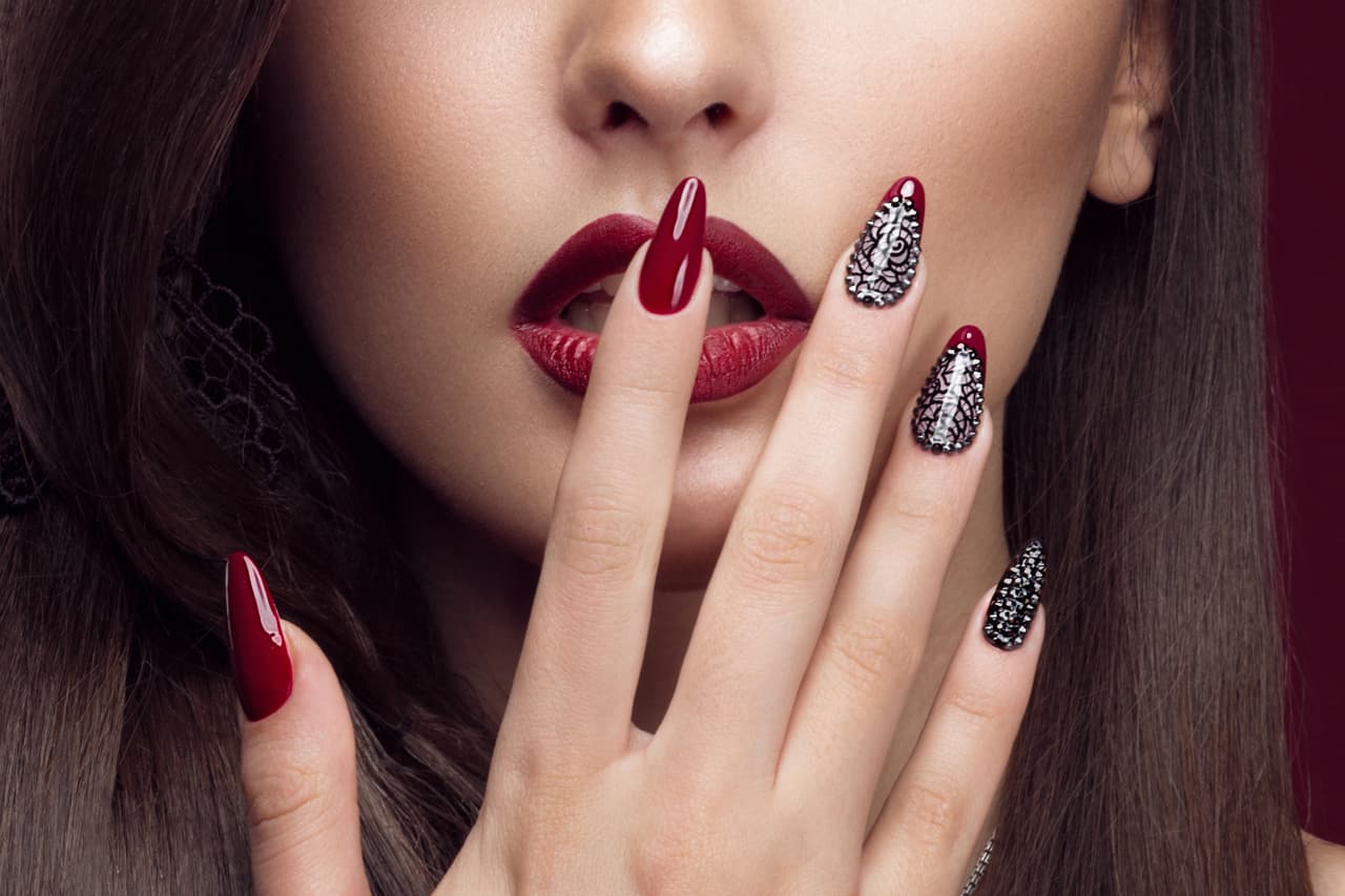 Siete esmaltes oscuros para lucir uñas increíbles en verano