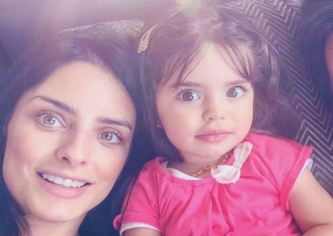 Aitana Derbez imita a Aislinn y ‘amamanta’ a su muñeca: la respuesta en redes reafirma estigma de la lactancia en México