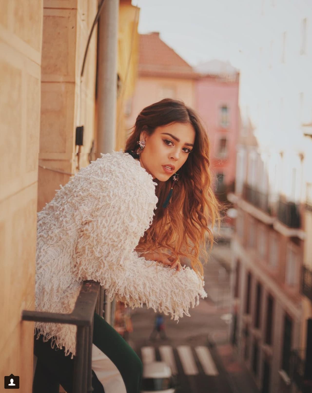 Danna Paola impacta en Instagram al posar en traje de baño