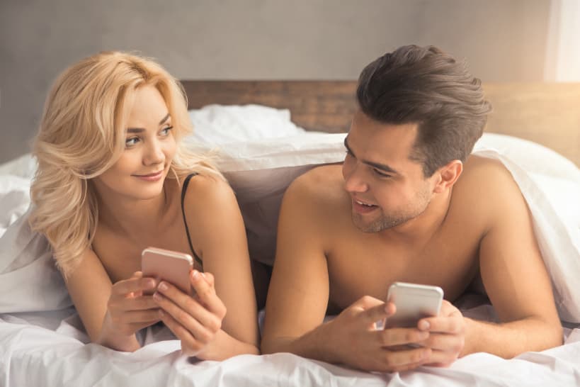 5. Tecnología. La vida en pareja se deteriora al pasar más tiempo con el celular que con la persona que está junto. Además, estudios descubrieron que el 67% de las personas se van a dormir con equipo móvil.