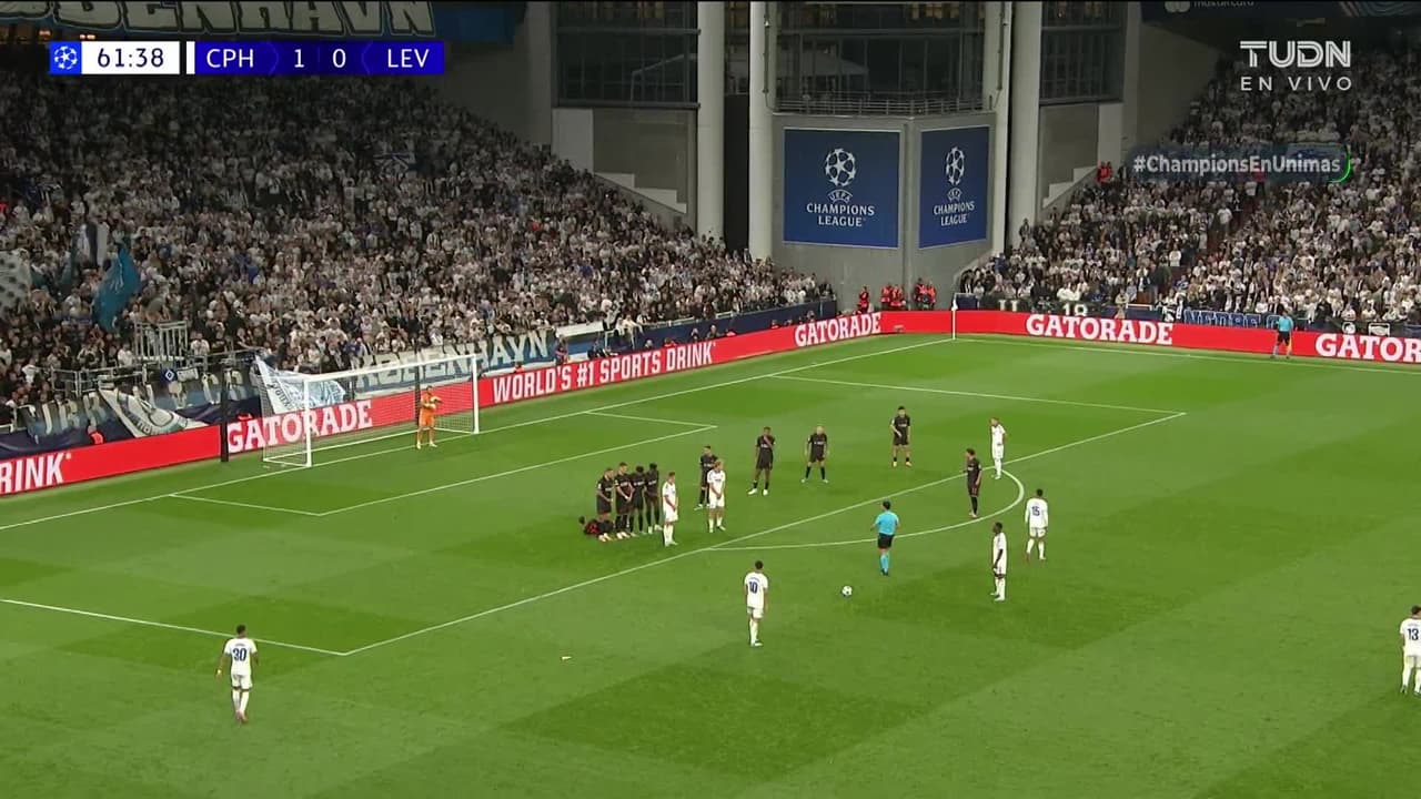 ¡TIRO ATAJADO! disparo por Mohamed Elyounoussi.