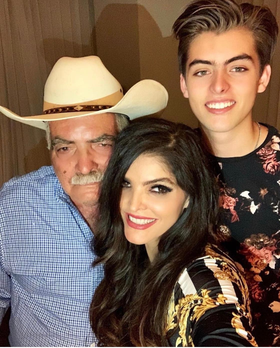 Emiliano, además de ser el hijo mayor de Ana Bárbara, también es el más parecido a ella y a Don Antero, el padre de la cantante.