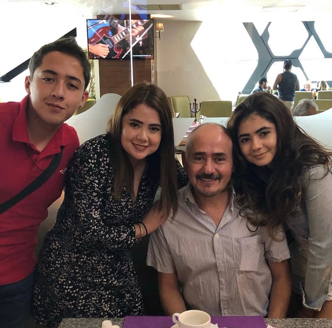 A través de su cuenta oficial de Instagram, la actriz ha dejado ver a su hermano menor, quien junto a su papá, conforma el frente masculino de la familia Botas.