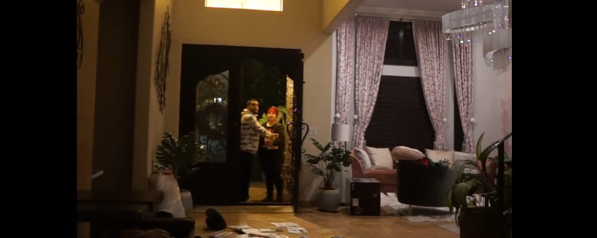 La entrada del inmueble cuenta con una amplia puerta con vitrales. Al cruzarla y del lado izquierdo se encuentra una amplia sola con largas cortinas en tonalidades rosas.