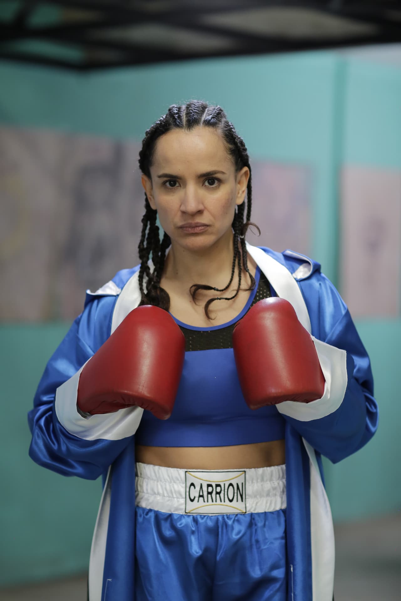 Daniela Torres da vida a "Silvia", una boxeadora que será secuestrada tras no cumplir las órdenes de un estafador.