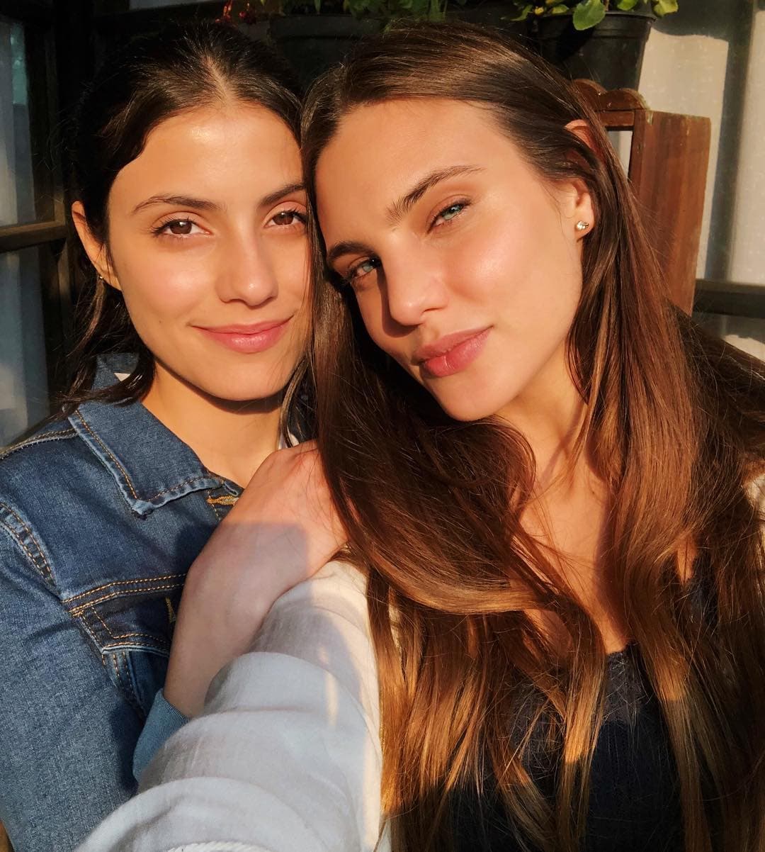 “Por fin, hoy nos conocemos. #AmarAMuerte #Juliantina #GirlPower”, fue el texto que eligió Macarena para acompañar una selfie que subió junto a Bárbara el 29 de octubre de 2018, recibiendo múltiples comentarios de sus seguidores que adoraron cada momento en el que estuvieron juntas en pantalla.