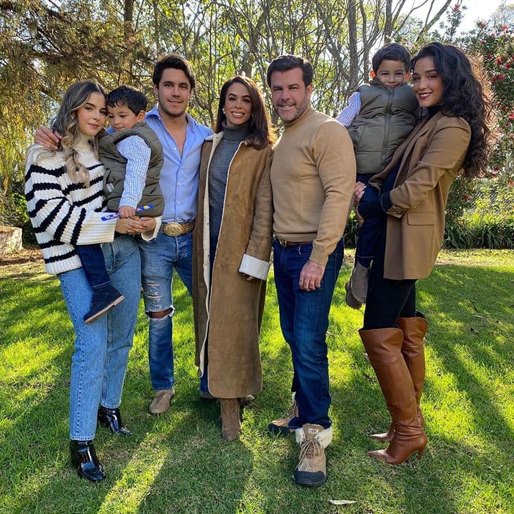 Eduardo Capetillo celebra 50 años de vida, en los que ha cosechado varios éxitos desde sus inicios en Timbiriche y protagonizar telenovelas emblemáticas. El actor disfruta actualmente de su matrimonio con Biby Gaytán, de los cuales tienen cinco hijos: Alejandra, Eduardo, Ana Paula, Manuel y Daniel.