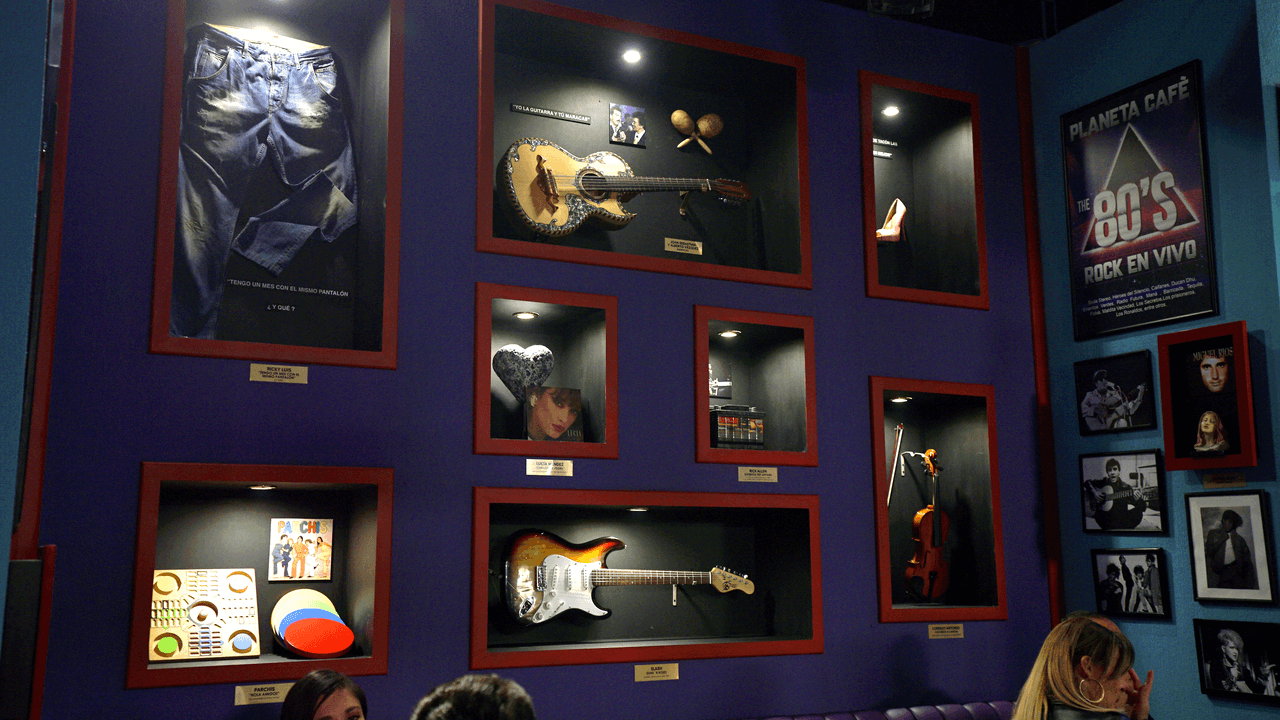 El lugar está ambientado con todo tipo de objetos curiosos de los años 80's como el corazón de piedra de Lucía Méndez o el violín de Lorenzo Antonio.
