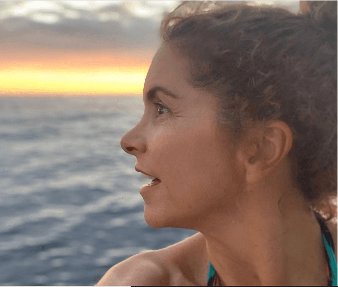 En la playa, sin filtros y al natural fue como Lucero se dejó ver hace algunos meses en redes sociales. La fotografía fue aplaudida por sus millones de fans, quienes le agradecieron que no ocultara sus arrugas, pues su belleza natural es perfecta.