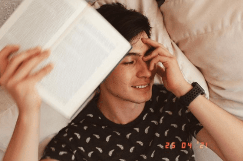 ¿Cuáles son tus pasatiempos? “Leer, tocar el piano y ver películas e ir al boliche”.
